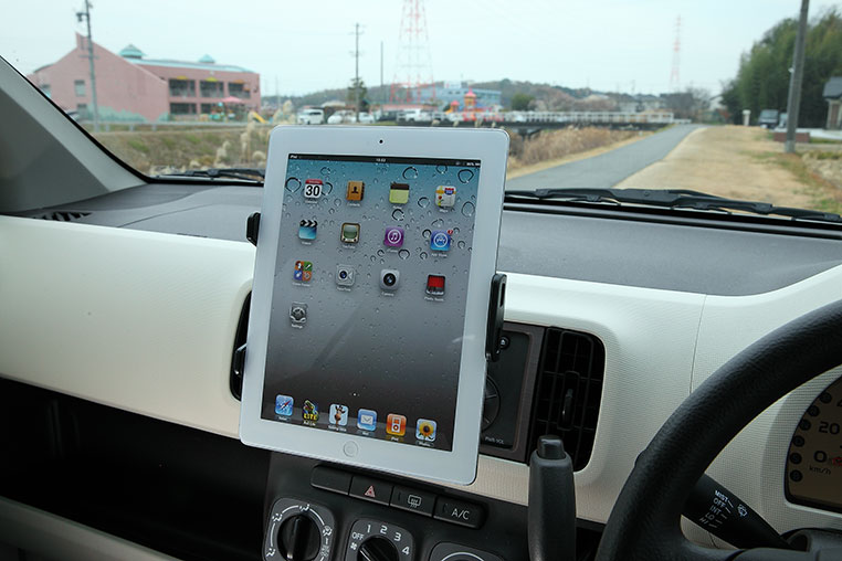車内のCDスロットに、iPadを縦向きに取り付けた状態