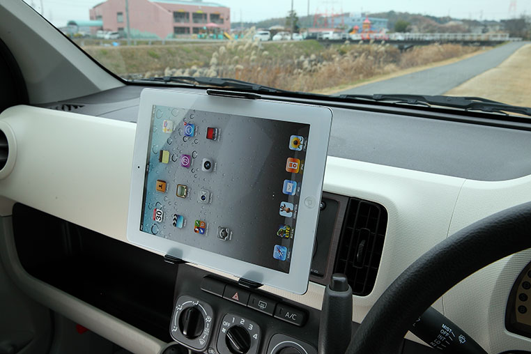 車内のCDスロットに、iPadを横向きに取り付けた状態