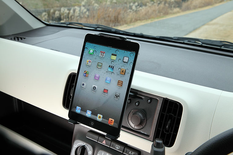 車内のCDスロットに、iPad miniを縦向きに取り付けた状態