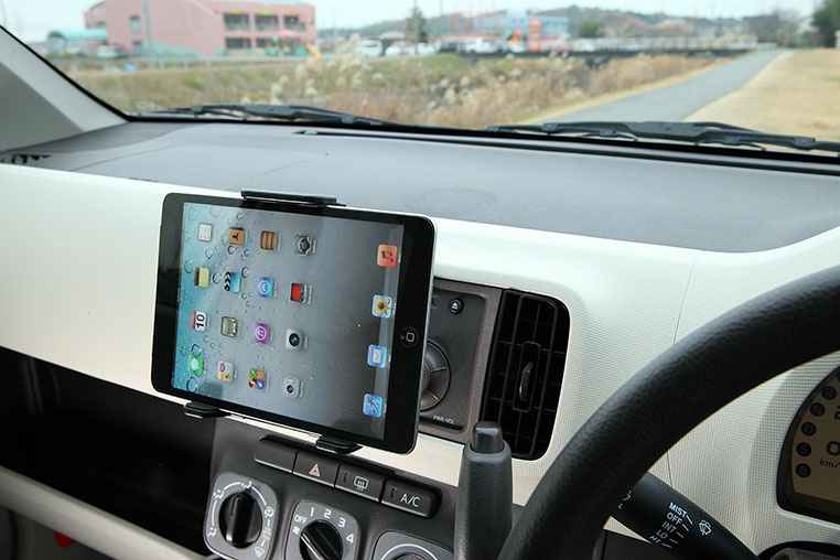 車内のCDスロットに、iPad miniを横向きに取り付けた状態