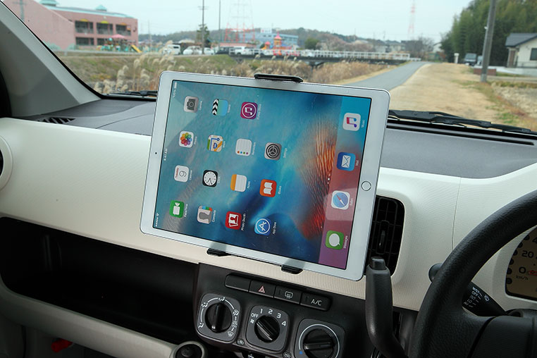 車内のCDスロットに、iPad proを横向きに取り付けた状態
