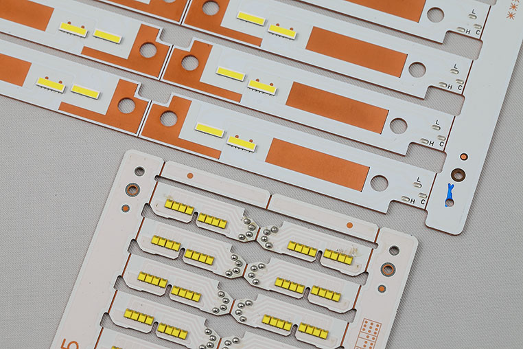 LEDヘッドライト内部の銅基板