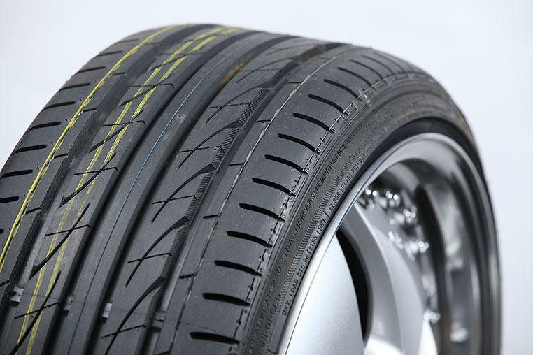 19インチ8.5Jに215/35R19を履いたときのショルダー形状