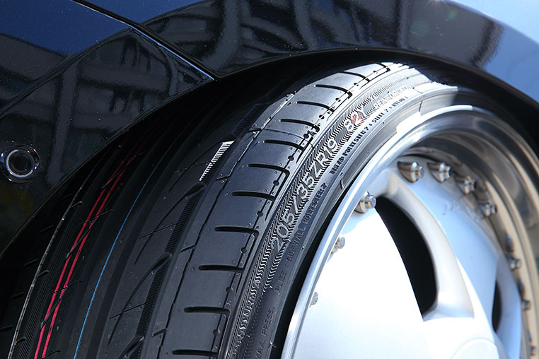 205/35R19のタイヤを8.5Jに履かせたときのショルダー