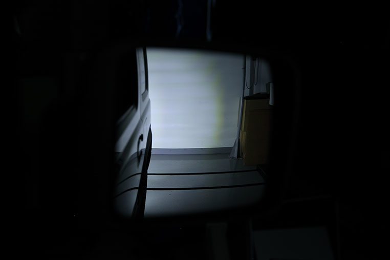 サイドミラー越しに見た後方の明るさ　IPF製LEDバックランプ