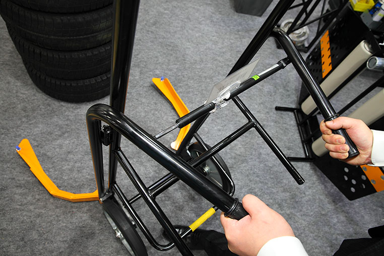 タイヤ搬送台車 NTP-217Bの使い方手順〜フォーク部分を開く