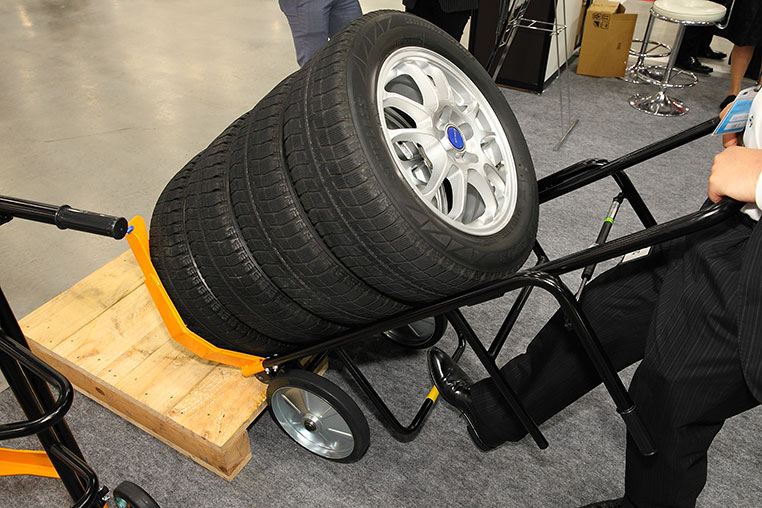 タイヤ搬送台車 NTP-217Cの使い方手順〜かかえたタイヤを運搬