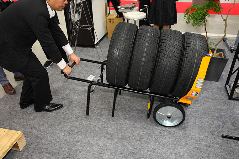 タイヤ搬送台車はタイヤ保管ラックにもなる