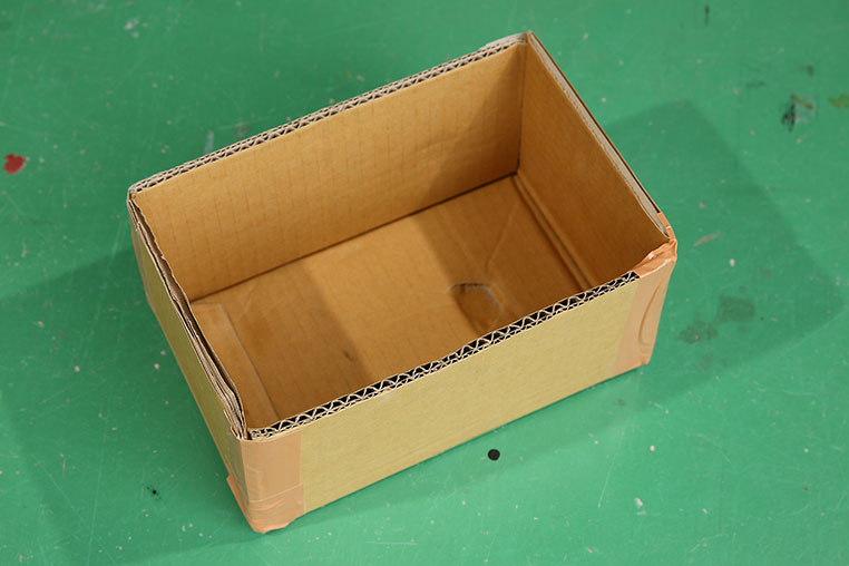 段ボールで作った箱