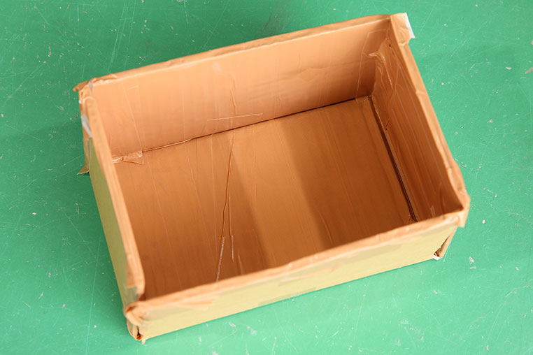 発泡ウレタンを流し込むコップ(箱)ができた