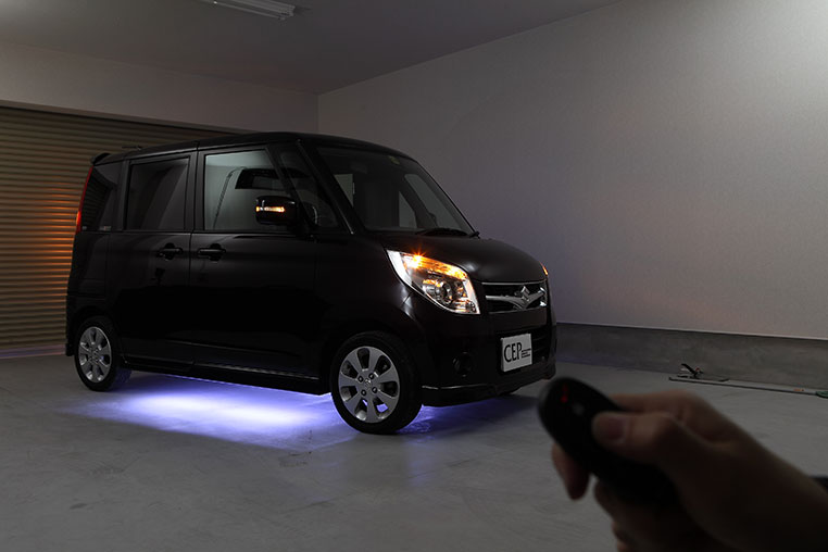 車をアンロックしたタイミングで、後付けしたLEDが光っている