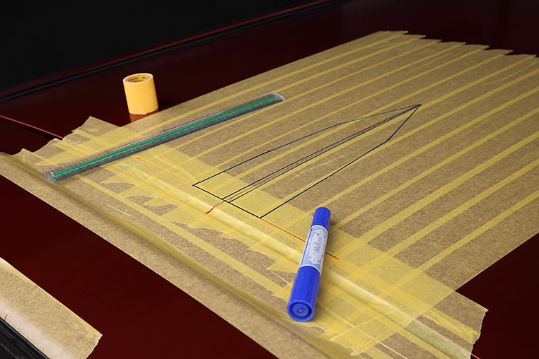 マスキングテープ上に、シャークアンテナの原型が描けたところ