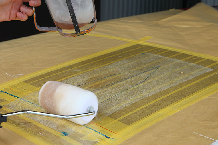 FRP繊維マットに樹脂の溶液を均一に染みこませる作業、1枚目ができた