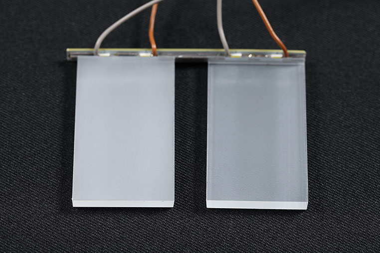 片面ブラスト加工のアクリル板と、両面ブラスト加工のアクリル板を比較