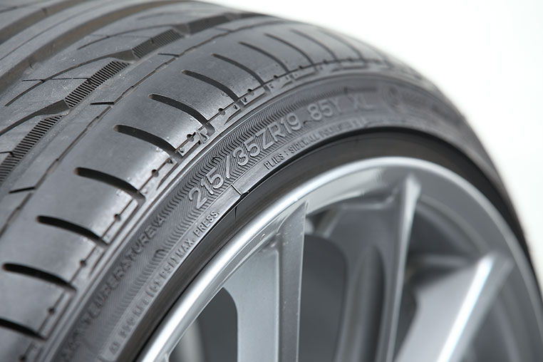 9Jに215/35R19を組んだときの引っ張り具合