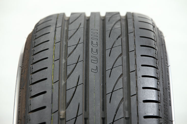 9Jに215/35R19を組んだ引っ張り具合 タイヤ正面から見て
