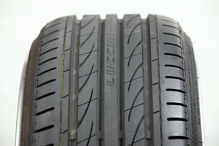 9Jに215/35R19を組んだ引っ張り具合　タイヤ正面から見て