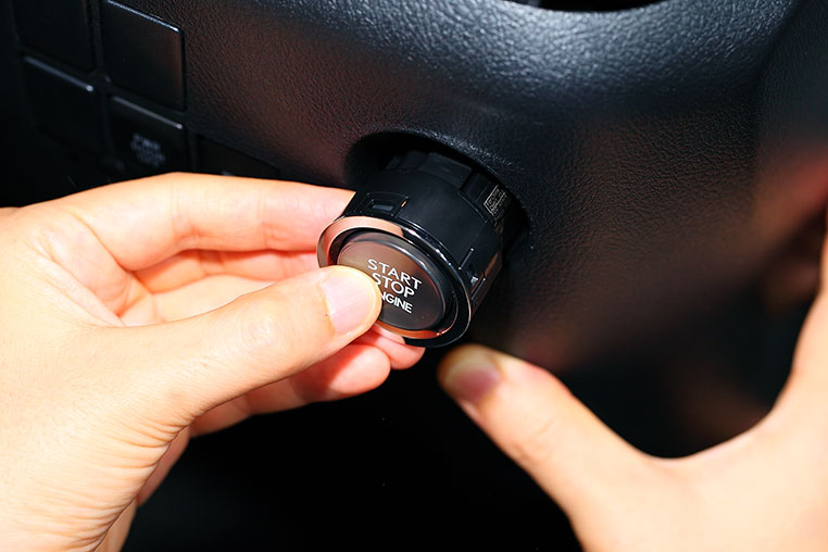 スタートスイッチを車に取り付けるシーン(1)