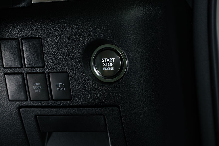 レクサススタートスイッチ（ボタン）がトヨタ車に流用移植できた