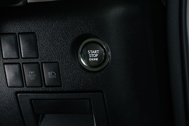 レクサススタートスイッチ(ボタン)がトヨタ車に流用移植できた