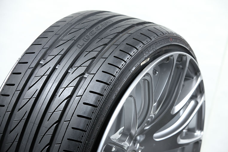 225/30R20を20インチ-9.5Jに組んだ状態