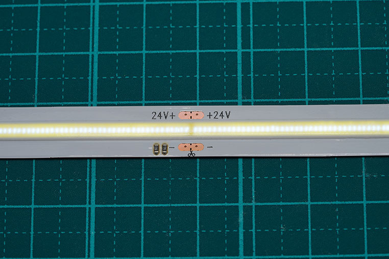 24VのCOBラインテープLEDの、LEDチップの間隔