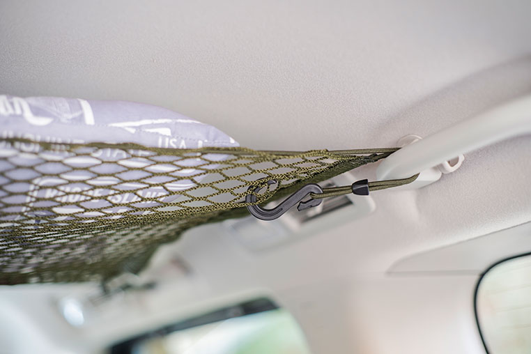 車内の天井にネットを張って、収納を増設