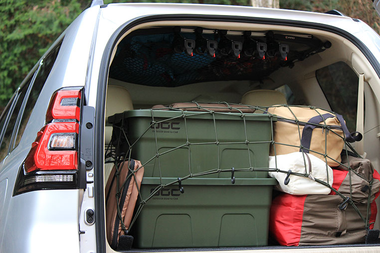 車内・車外での荷物の固定に便利な、バンジーコードやカーゴネット