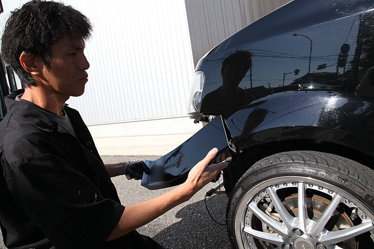 車の塗料の調色作業を行っている