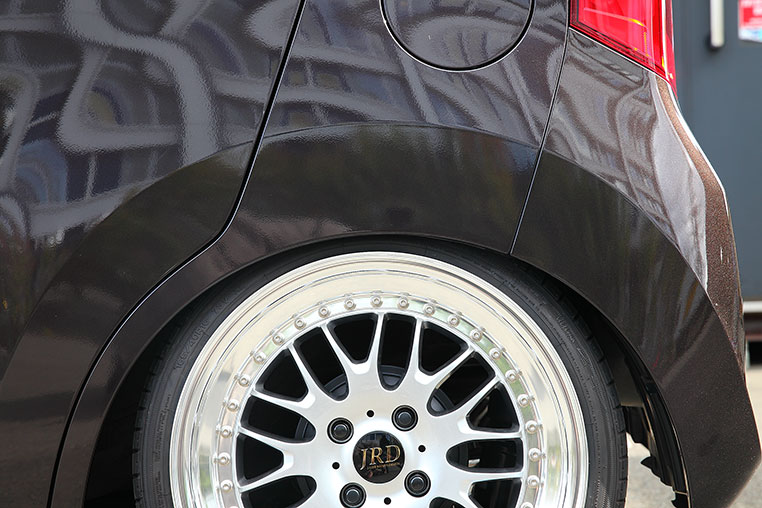 車高が下がってもキャンバー角が付かず、そのままタイヤ&ホイールが真っ直ぐ車体に接近する