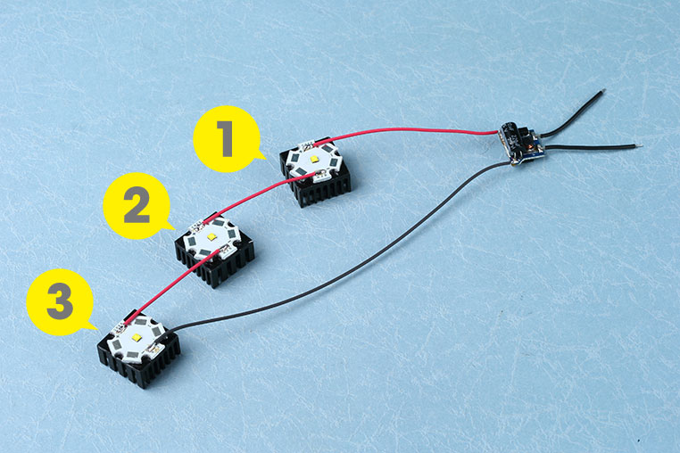 パワーLEDを3個直列でつなげたところ