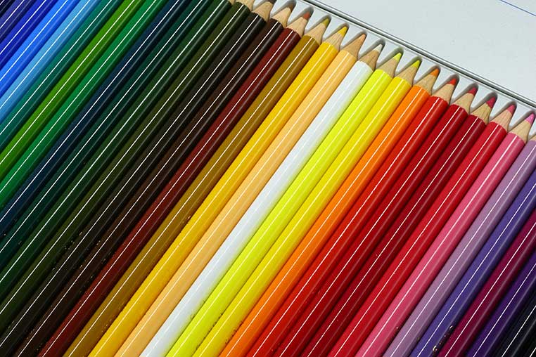普通のLEDで色鉛筆を照らした