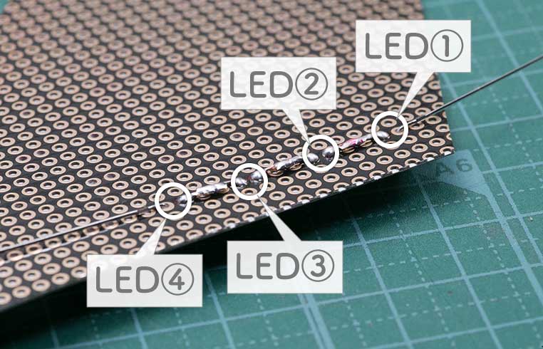 4個直列つなぎのハンダ付けができたところ