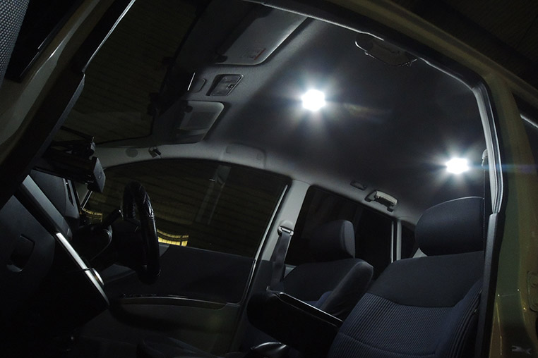 LEDダウンライトを埋め込んだ車の天井