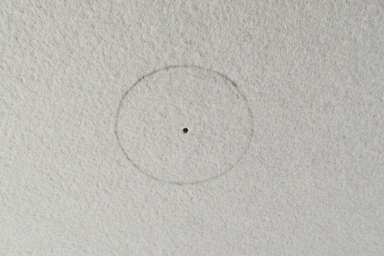 直径54ミリの円形を天井に描いた
