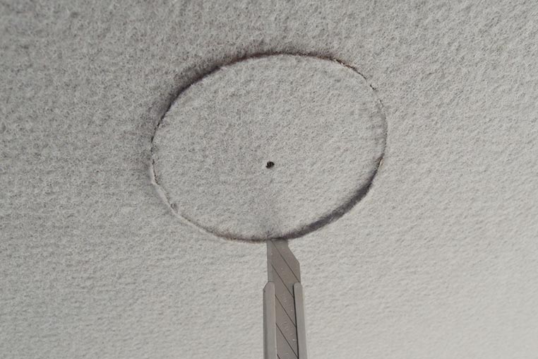 ダウンライトを取り付けるために天井に穴を開けた
