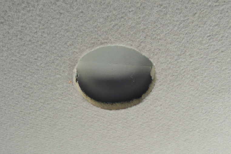 天井にLEDダウンライト用の穴が開いた