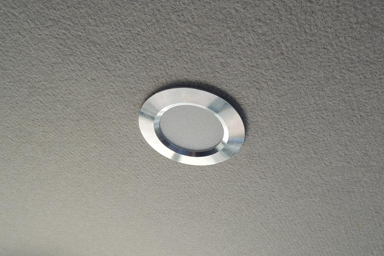 車の天井にLEDダウンライトが埋め込みできた