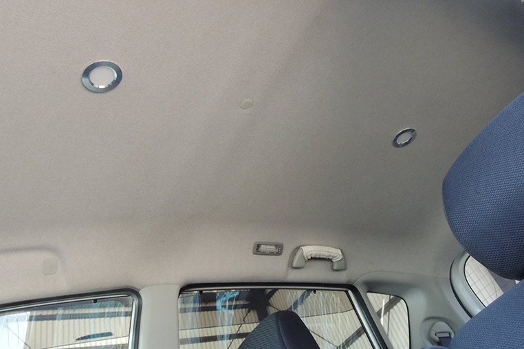 車の天井にLEDダウンライトを2個埋め込んだ例