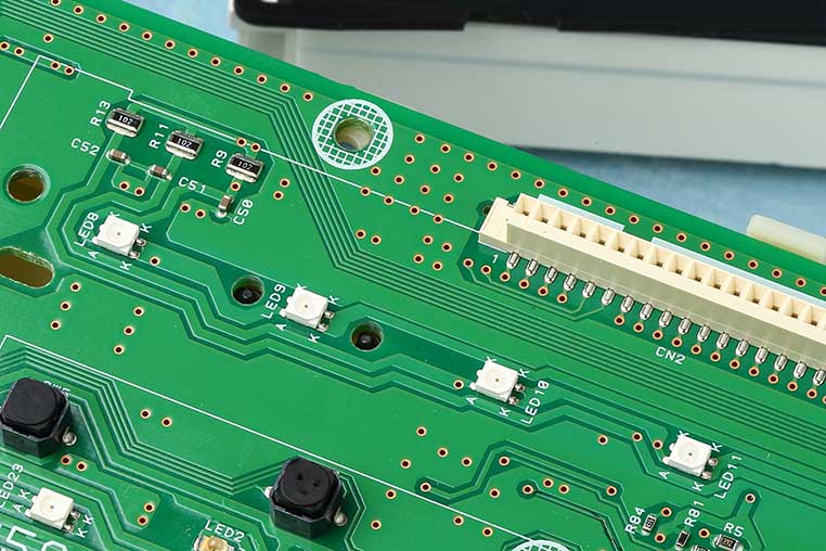 基板上の純正LEDおよびチップ型の抵抗