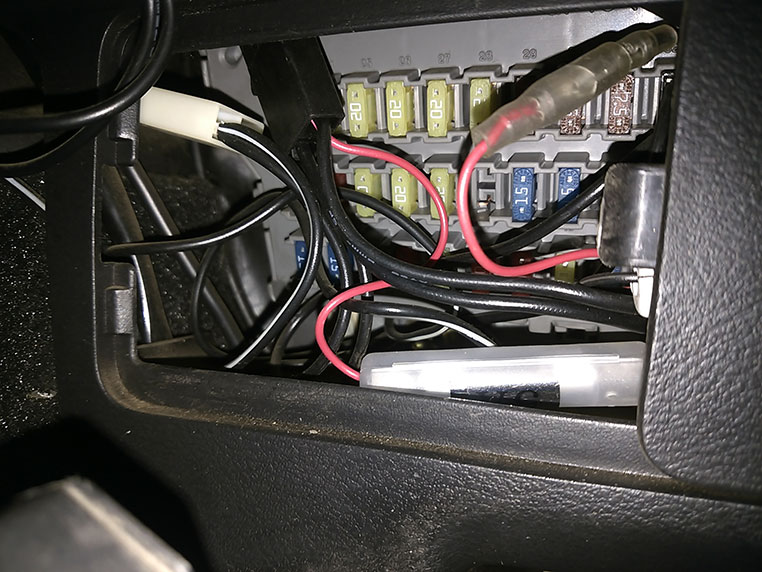 車内の配線コードのゴチャゴチャを解消する整理術