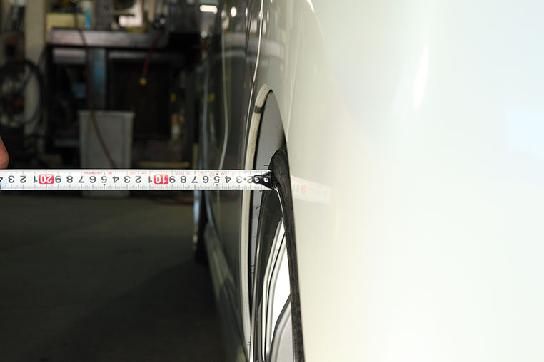 5.5J+45を履いた状態で、ツライチまで1センチ程度の引っ込み具合