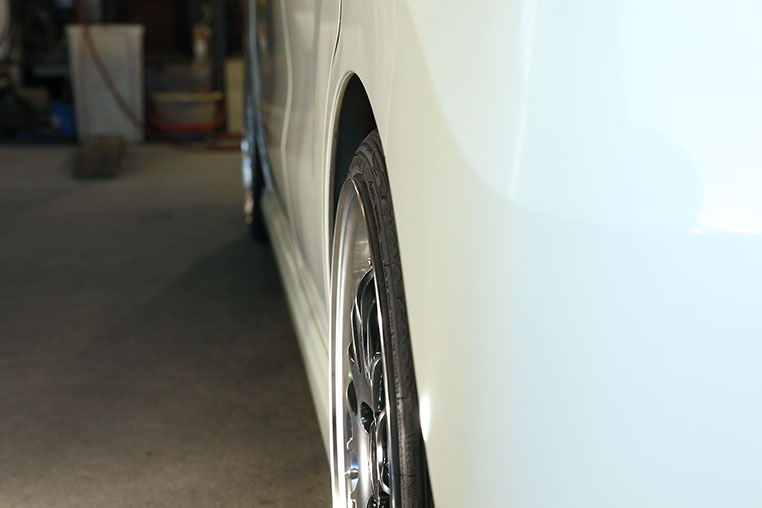 6.5J+45を履いたときのツラ具合。ツライチより少しハミ出る
