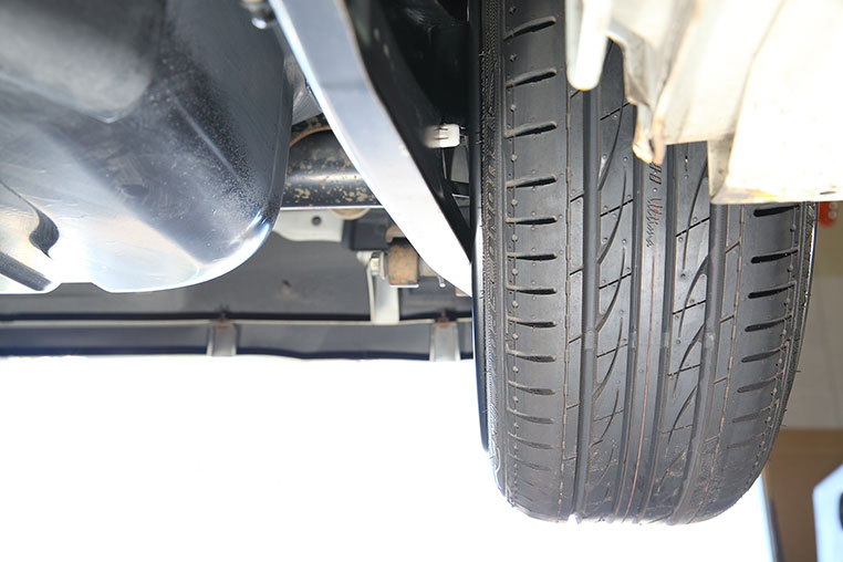 6.5J+45を履いたときの内側。スイングアームとの隙間がない