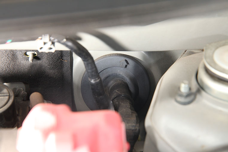 エンジンルームから車内に配線を引き込むポイントで使われているグロメット