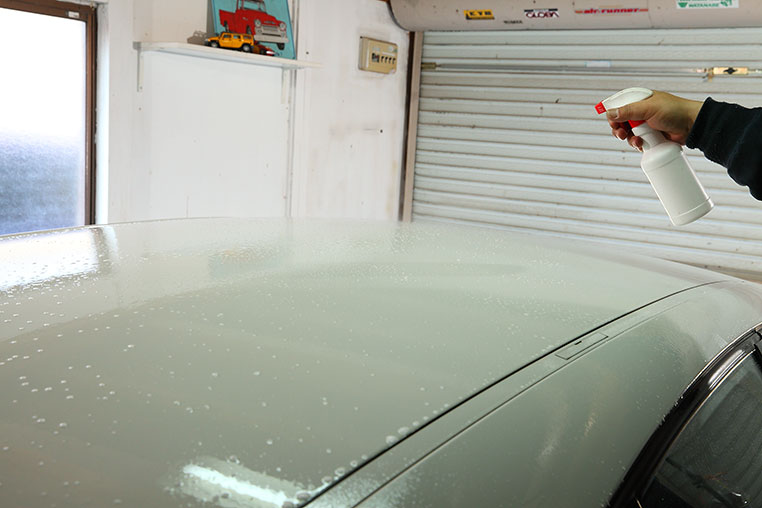 車のルーフ側に、中性洗剤入りの水を吹き付ける