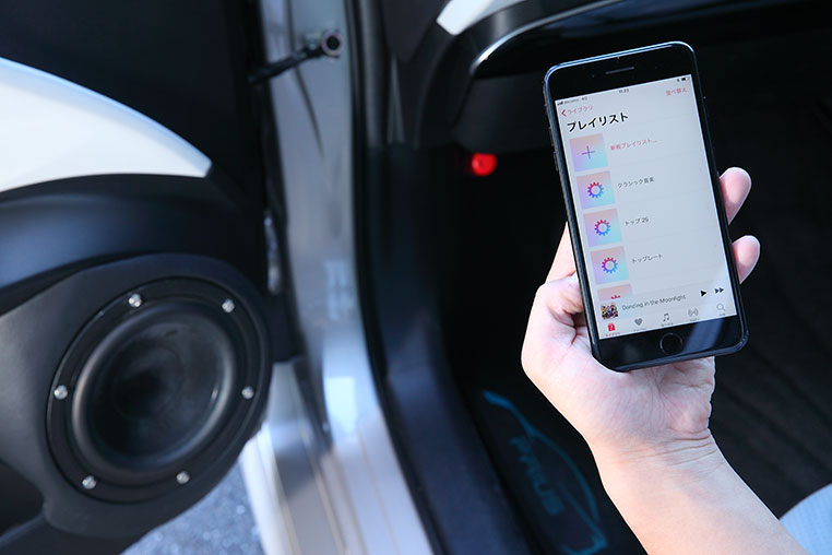 スマホ内の音楽データを、車のスピーカーで聴いているイメージ