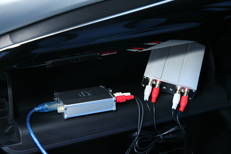 外部アンプやポータブルアンプは、車のグローブボックス内に設置