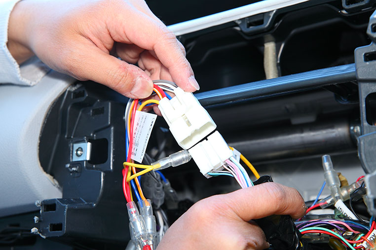 車両側に残った純正配線にBH1をつないでいるところ 工程2