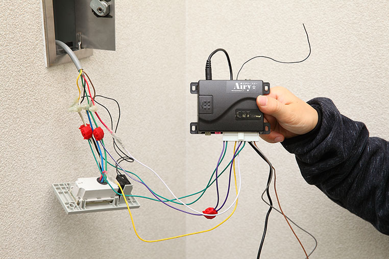 電動シャッターリモコンの後付け(配線作業)を終えた状態